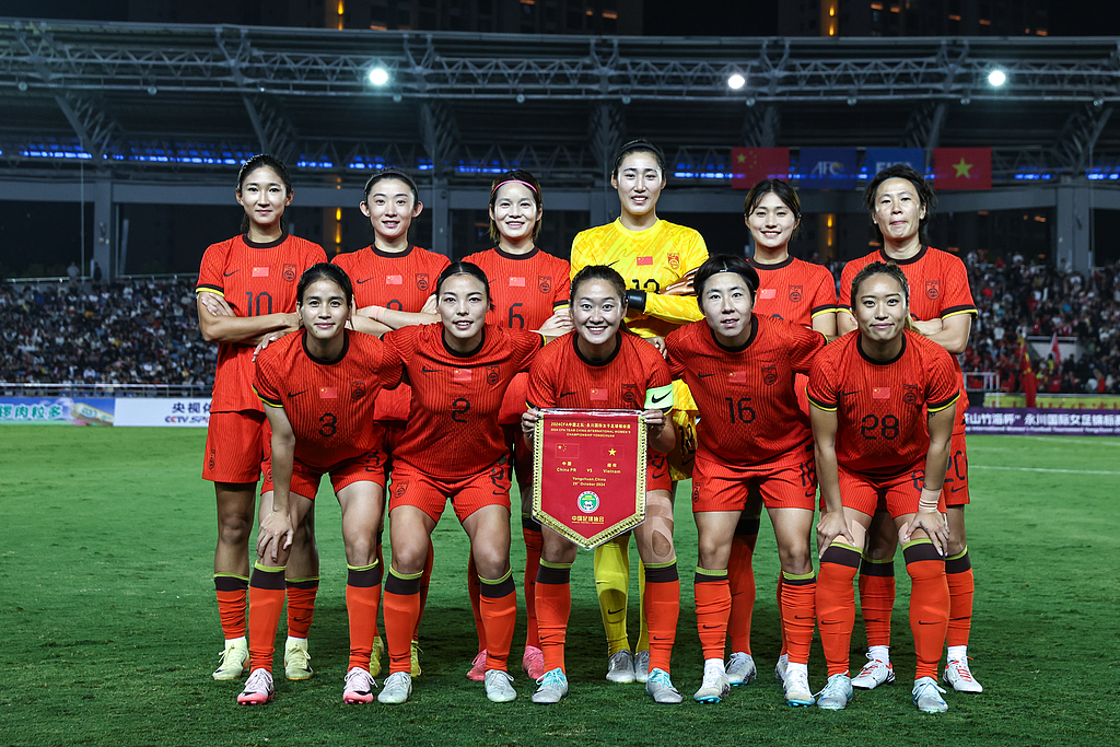 中国国家女足选手在比赛中打出绝佳表现